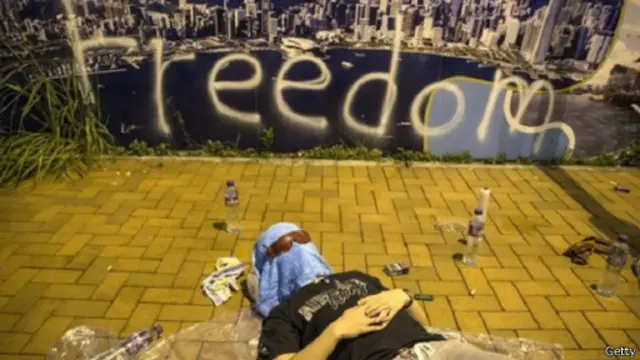 ناشد سي واي ليونغ المحتجين الذهاب إلى منازلهم، لكن البعض يصرون على البقاء لفترة طويلة