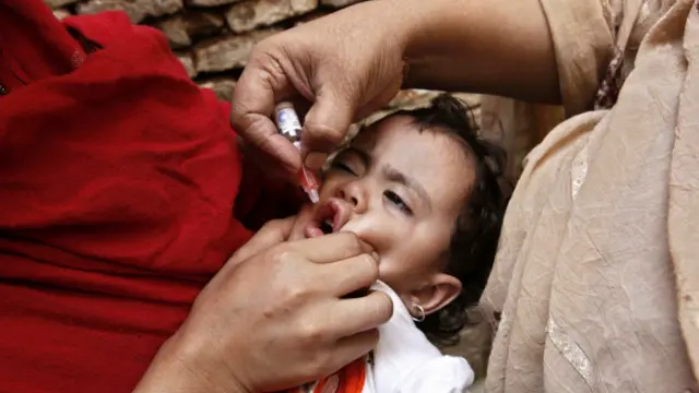 پاکستان میں رواں برس پولیو کے نئے مریضوں کی تعداد دو سو سے تجاوز کر گئی ہے جس کے بعد ایک برس میں نئے مریضوں کی تعداد کا 14 سالہ ریکارڈ ٹوٹ گیا ہے