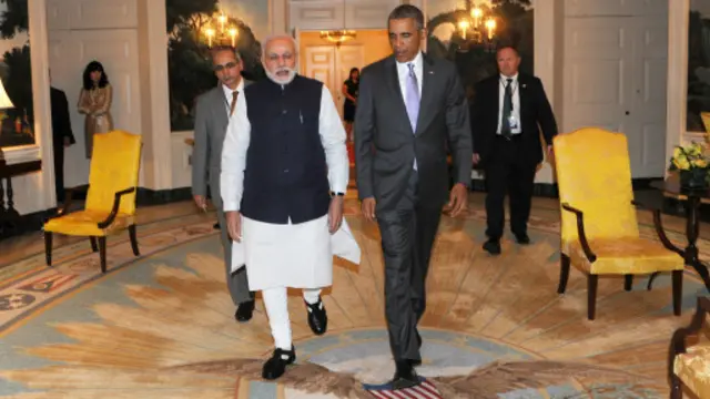 سپینې ماڼۍ ته د راتلو پر وخت بارک اوباما له نرېندرا مودي سره د هغه په مورنۍ ژبه ګجراتي کې روغبړ وکړ
