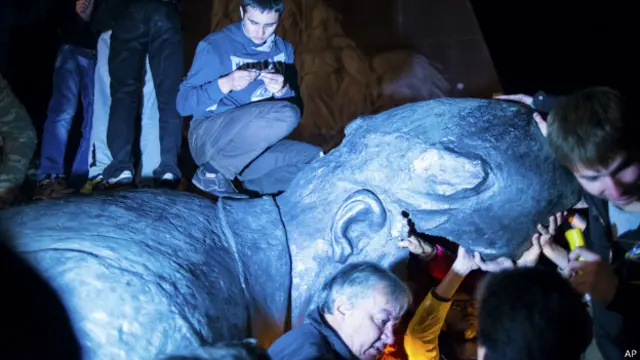 Люди на обломках монумента Ленину