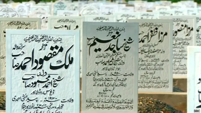 ربوہ کے قبرستان کے ایک الگ حصے میں وہ لوگ دفن ہیں جن کو فرقہ واریت کی بنا پر قتل کیا گیا