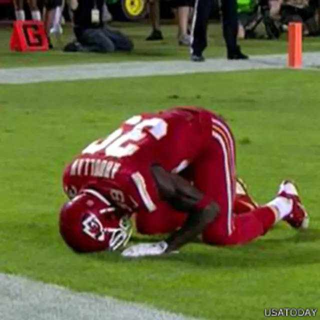 حسین عبداللہ نے کھیل کے چوتھے کوارٹر میں ٹچ ڈاؤن کے بعد سجدہ کیا تھا