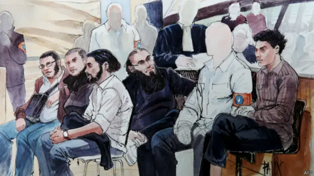 Ilustrações mostram membros do Sharia4Belgium sendo julgados; Belkacem é o 4º da esquerda para a direita