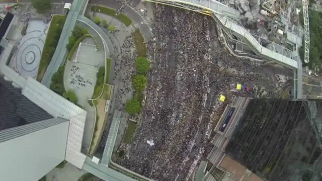 عکس پهپادی از جمعیت معترضان در هنگ‌کنگ