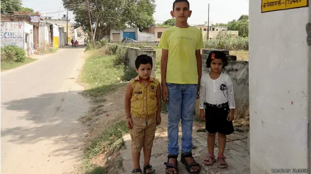 کرن دوسری جماعت میں پڑھتا ہے اور یہاں اسے اپنی کلاس کے بچوں کے ساتھ دیھکا جا سکتا ہے