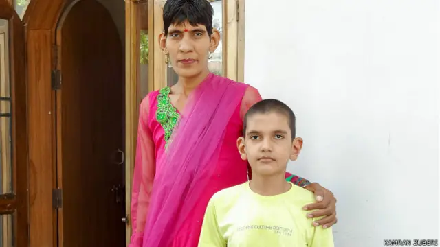 کرن کو ان کا قد اپنی ماں سے ملا ہے جن کا قد سات فٹ چار انچ ہے