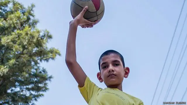 کرن سکول کے لیے باسکٹ بال کھیلتا ہے اور ڈاکٹر بننا چاہتا ہے