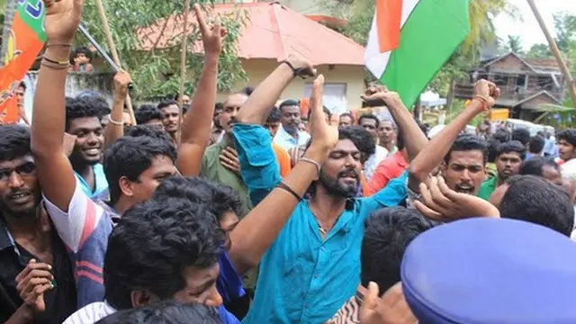 پیر کو والدین نے سکول کے باہر احتجاجی مظاہرہ کیا