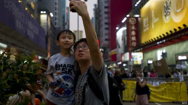 демонстрант с ребенком на руках