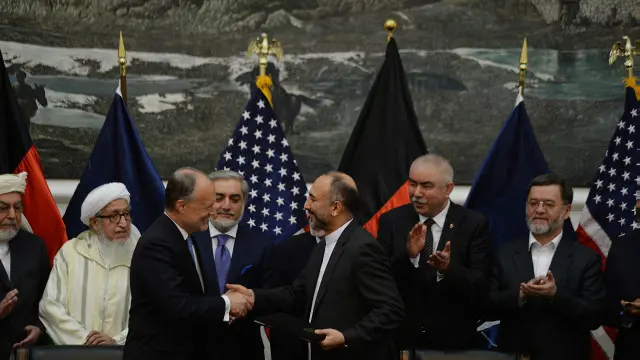 دغه امنیتي تړون د افغان ولسمشر د امنیتي سلاکار محمد حنیف اتمر او کابل کې د امریکا د سفیر جیمز کننګهم ترمنځ په ارګ کې د (سپتمبر ۳۰) لاسلیک شو