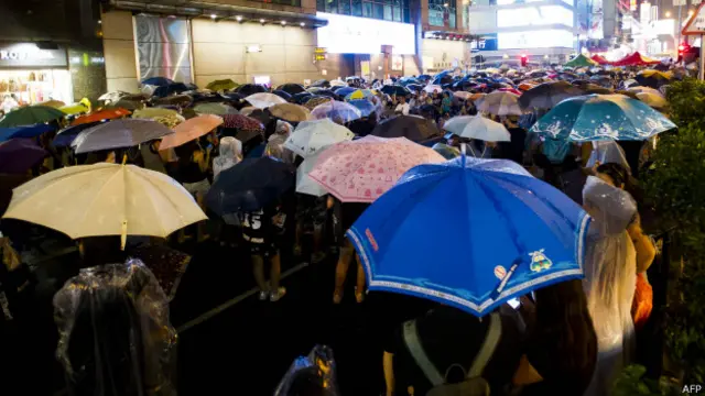 Демонстранты под зонтиками