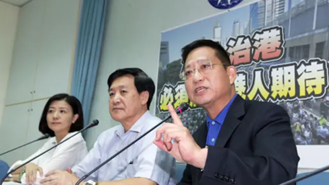 国民党立委吴育升（右起）、立法院党团书记长费鸿泰、立委王育敏