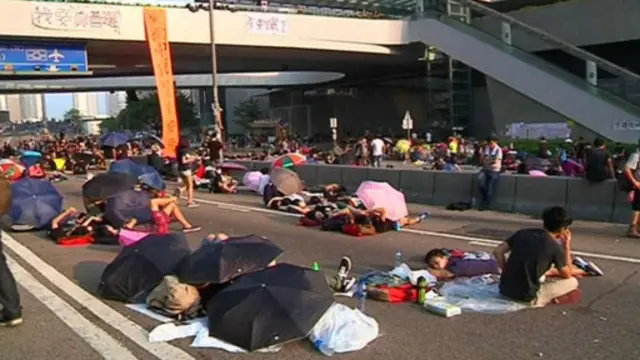 《人民日报》：香港伤不起