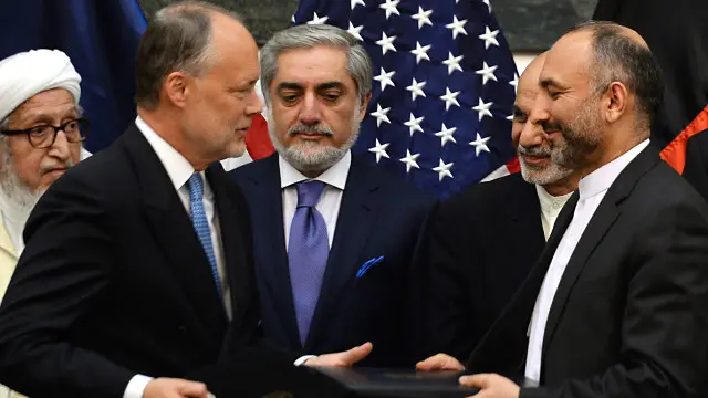 اس معاہدے پر کابل میں افغان حکومت کی طرف سے نئی حکومت کے مشیر برائے قومی سکیورٹی حنیف اتمر اور امریکی حکومت کی طرف سے امریکی سفیر جیمز کنگم نے کیے۔