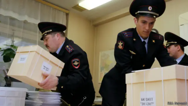 Сотрудники Федеральной фельдъегерской службы доставили в ГД коробки с текстом бюджета