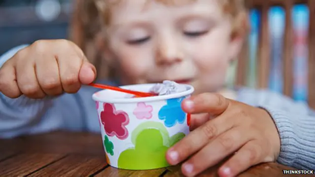 Niño comiendo un helado