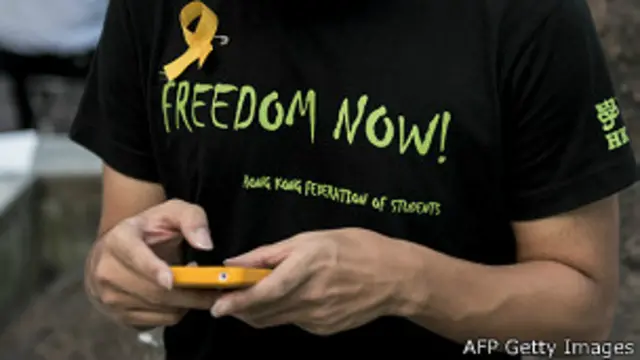 Manifestantes con su teléfono celular durante protestas en Hong Kong 