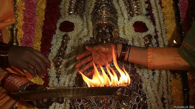 कर्नाटक के मंदिर में पूजा
