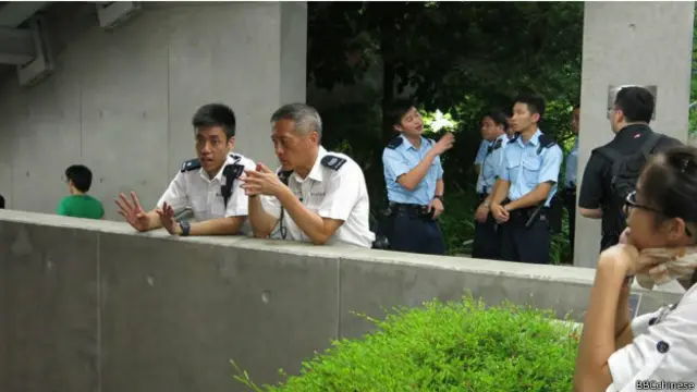 金钟的警力明显比之前两天减少，一些警员在休息聊天。