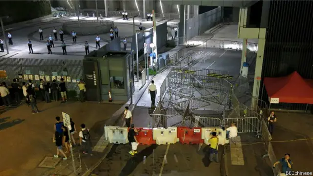 不少之前被封闭的通道都已重开，或交回政府总部和立法会的保安员负责管理。