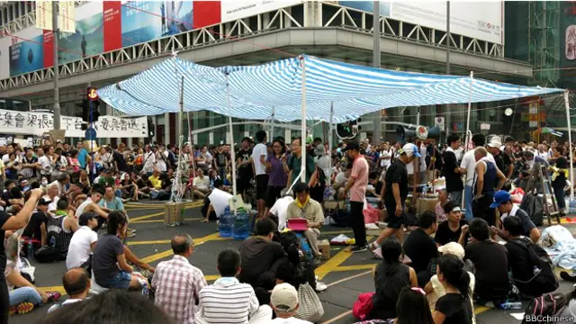 在旺角“占领区”，经历了凌晨的冲撞事件后，市民自发利用垃圾箱、巴士站牌和修路沙包等组成了多道路障。