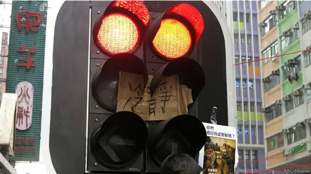 现场也有多面标语呼吁集会群众不要受任何人挑衅。