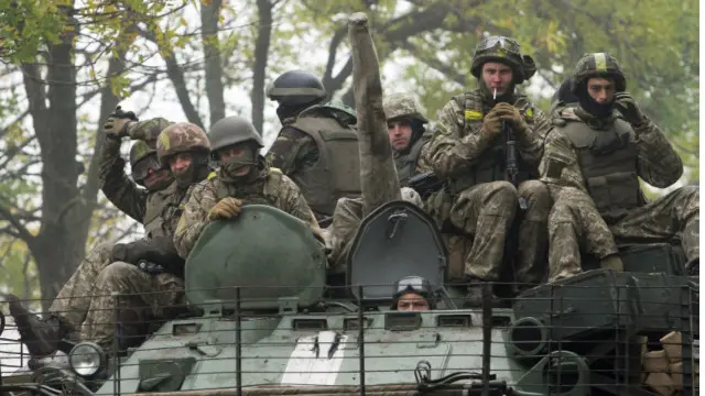 تتهم الحكومات الغربية والسلطات الاوكرانية في كييف روسيا بامداد الانفصاليين في شرقي اوكرانيا بالسلاح والجنود