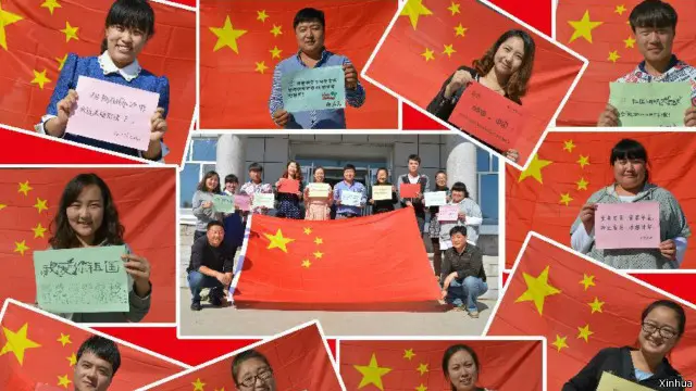 在共青团的大力推动下，有十几万人参加了“和国旗合影”活动 