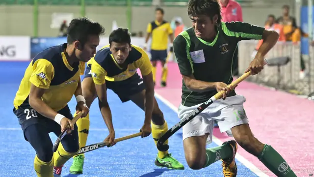 پانچ پانچ پنلٹی شوٹ آؤٹ میں دونوں ٹیموں نے تین، تین گول کیے جس کے بعد دیے گئے شوٹ آؤٹ میں ملائشیا کی ٹیم تین میں سے دو گول کر سکی جبکہ پاکستان نے تینوں شوٹ آؤٹ پر گول کر کے فائنل میں جگہ بنا لی۔