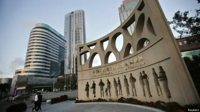 中国的经济学家和国际观察人士一个较为普遍的看法是，上海自贸区雷声大雨点小，并未显示出明显的优势。