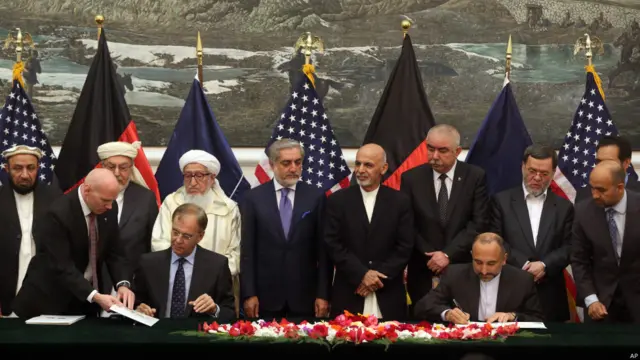 د افغانستان د نوي ولسمشر د لوړې پر دویمه ورځ، نوي حکومت په کابل کې له امریکا او ناټو سره دوه امنیتي تړونونه لاسلیک کړل.