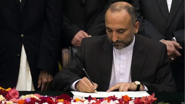 د افغانستان له لوري امنیتي تړون د افغان ولسمشر د امنیتي سلاکار محمد حنیف اتمر لاسلیک کړ.