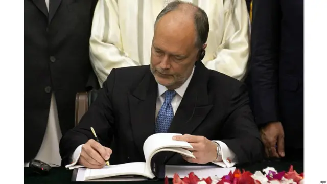 او د امریکا له لوري په کابل د امریکا سفیر جیمز کنېنګهم له خوا لاسلیک شو.