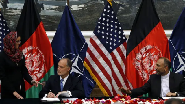 د دغو تړونونو له مخې به اوس به ۲۰۱۴ کال وروسته هم د امریکا او ناټو هېوادونو یو شمېر سرتېري په افغانستان کې پاتې شي.