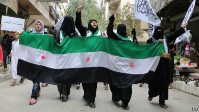 أنصار جماعة جبهة النصرة نظموا مسيرة ضد التحالف بقيادة الولايات المتحدة