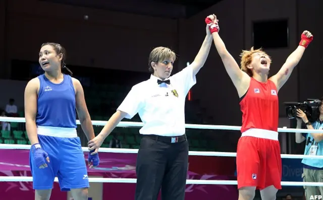 इंचियोन में भारतीय बॉक्सर एल सरिता देवी अपनी दक्षिण कोरियाई प्रतिद्वंदी पार्क जी-ना (लाल रंग के ड्रेस में) के साथ. 