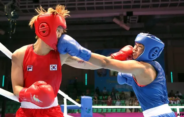 इंचियोन में भारतीय बॉक्सर एल सरिता देवी अपनी दक्षिण कोरियाई प्रतिद्वंदी पार्क जी-ना (लाल रंग के ड्रेस में) के साथ. 