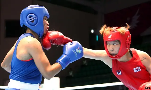 इंचियोन में भारतीय बॉक्सर एल सरिता देवी अपनी दक्षिण कोरियाई प्रतिद्वंदी पार्क जी-ना (लाल रंग के ड्रेस में) के साथ. 