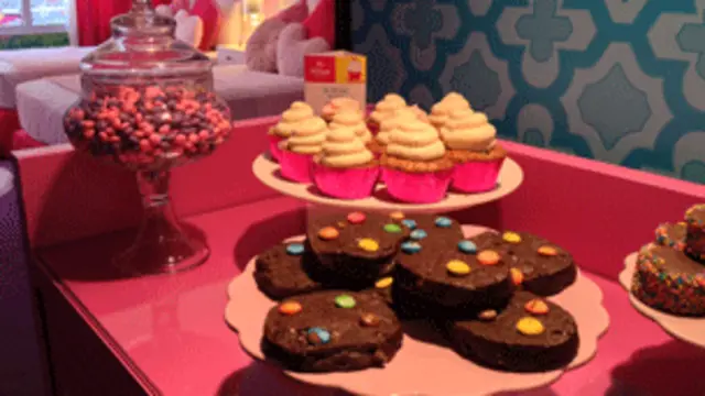 Confites de colores y muffins del menú de Barbie