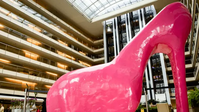 Di hotel itu, juga ditempatkan sepatu Barbie berukuran raksasa dengan hak tinggi.