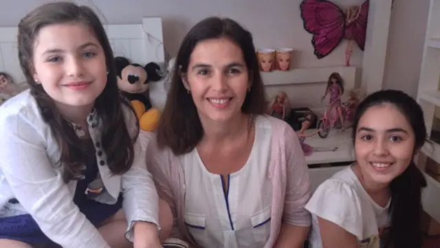 Madre con sus dos hijas