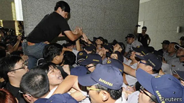 Enfrentamiento frente a la oficina de Hong Kong en Taipéi