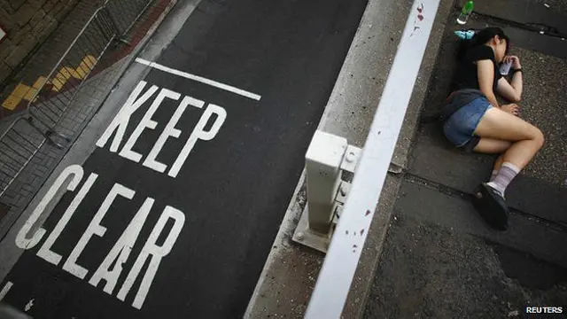 Manifestante duerme en la calle