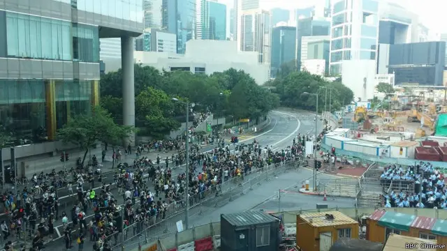 在金紫荆广场举行中国国庆日升旗仪式的会场外,有一些示威者在一旁示威 (BBC中文网记者萧尔拍摄)