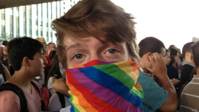 Protesto contra declarações homofóbicas de candidato reuniu 400 pessoas, segundo PM