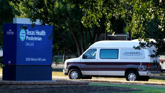 Hơn 100 người đang được giám sát ở Dallas