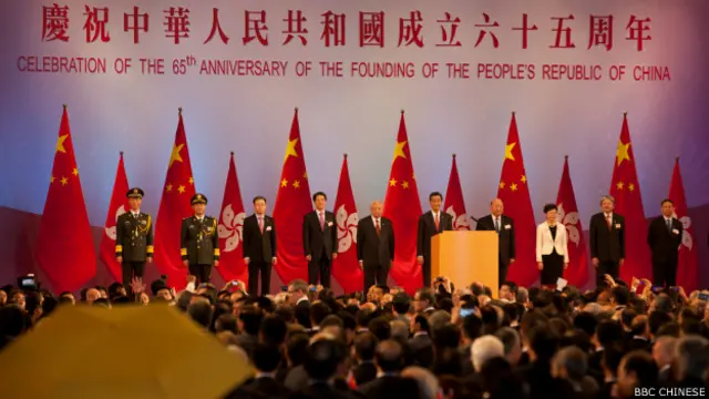 行政长官梁振英伉俪、全国政协副主席董建华、中联办主任张晓明、政务司司长林郑月娥、财政司司长曾俊华，律政司司长袁国强及立法会主席曾钰成等都有出席了升旗仪式和随后的国庆酒会