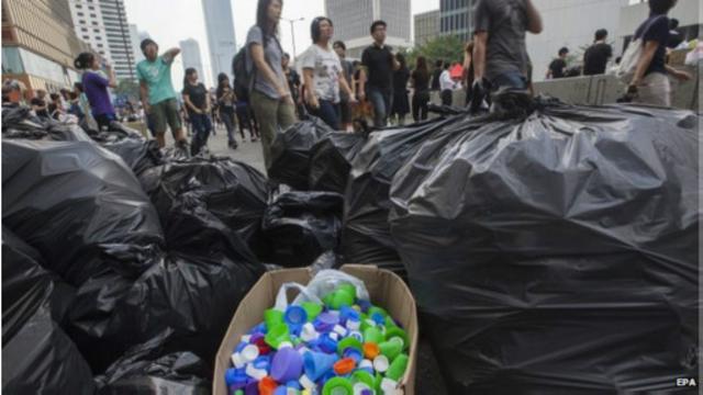 Sampah-sampah yang dihasilkan dari aksi demonstrasi pada malam hari, dikumpulkan untuk didaur ulang pada pagi hari.