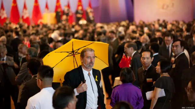 ہانگ کانگ کے ون ڈسٹرکٹ کونسل کے کونسلر پاؤل زمرمین نے کمیونسٹ پارٹی کے اجلاس میں چھتری لہرا کر مظاہرین کے ساتھ اپنی یکجہتی کا اظہار کیا۔