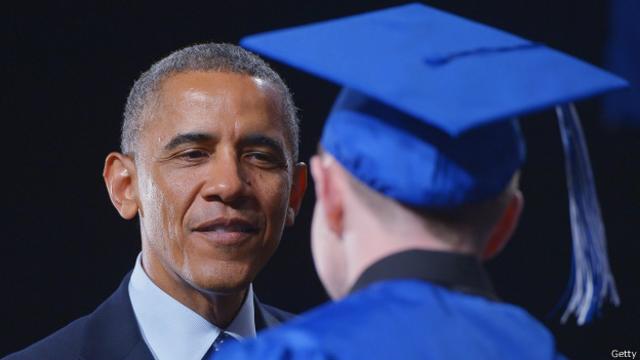 Барак Обама поздравляет выпускника школы 11 июня 2014 года